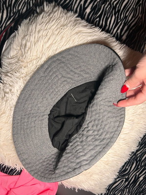 Reversible hat like new, round shape