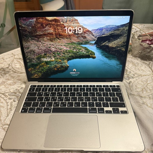 Apple M1 Laptop 8GB RAM 256GB SSD like new