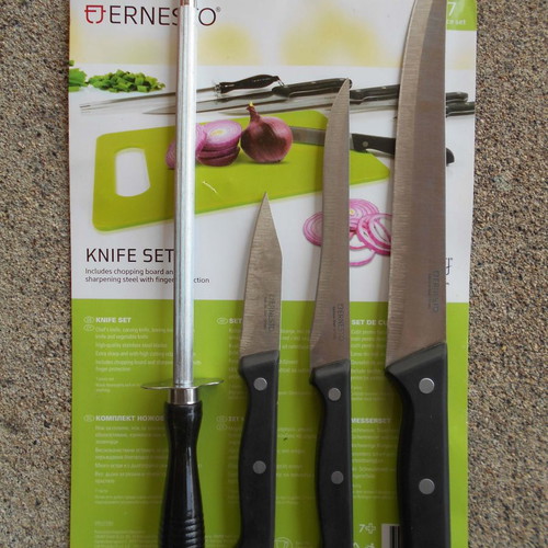 Ernesto kitchen set with 3 knives and 1 sharpener new