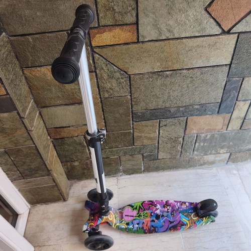 Scooter with 4 wheels, brake and adjustable handlebar
