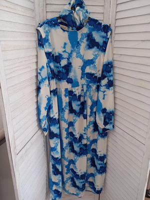 Karavan medium large φόρεμα με scrunchie σαν καινούργιο, άσπρο και μπλε