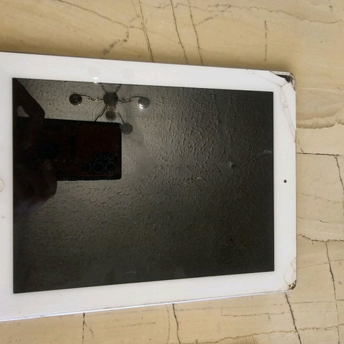Ipad 2 16gb used with cracks on two corners, with box and original charger