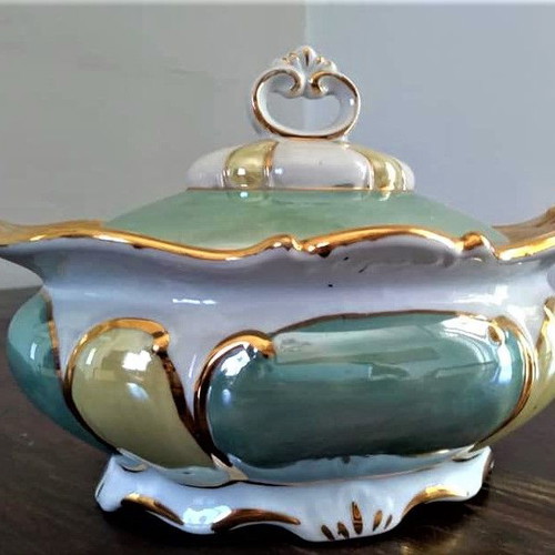 Porcelain fondant dish used with lid, Japan