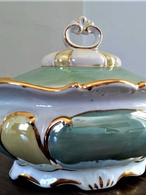 Porcelain fondant dish used with lid, Japan