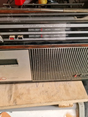 Old radio used for collection or repair