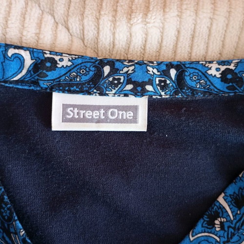 Women's blouse like new, blue patterned, size L
