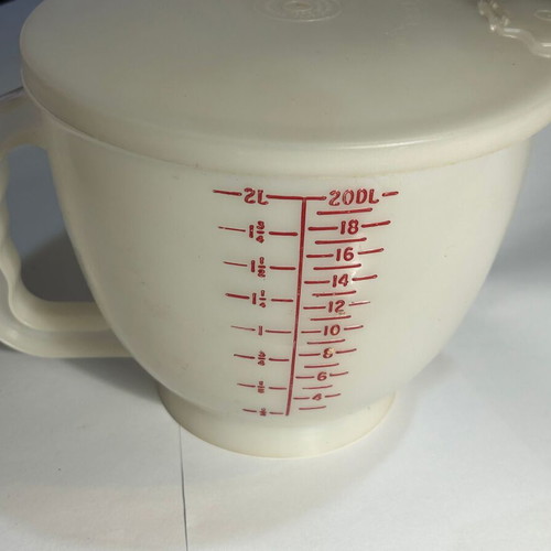 Tupperware large 2L measuring jug with lid like new