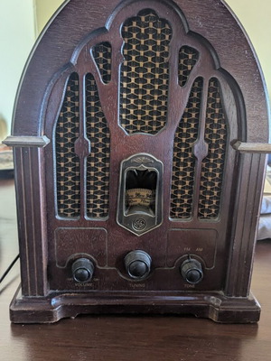 General Electric 7-4100JA Cathedral Style Radio like new