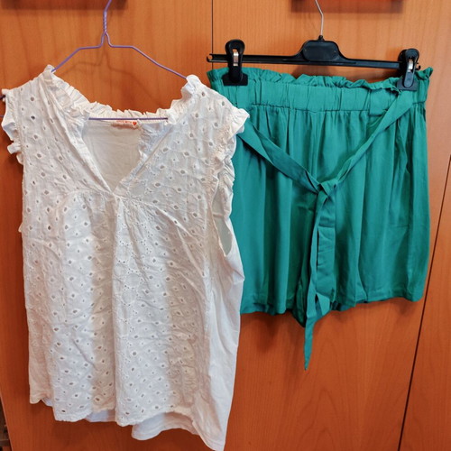 White Kipour blouse and green viscose shorts set, like new