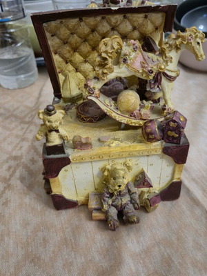 Decorative music box used with broken lid and damaged sound mechanism