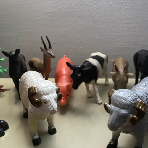 Collectible Animal Farm set like new, 17 figures and 2 accessories