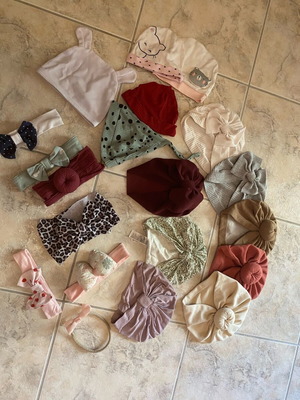 Headbands and beanies like new, for 0 to 12 months
