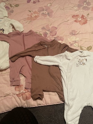 Baby bodysuits up to 3 months used, pack of 4 with hat