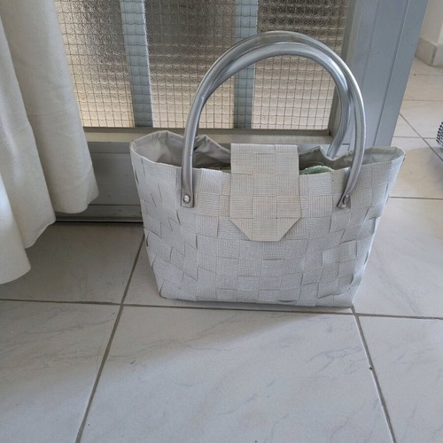 White hand bag like new with woven PVC design
