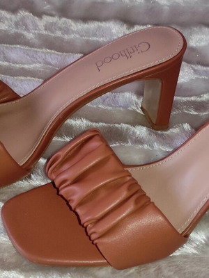 Mules με frilled φάσα και πλατύ τακούνι σαν καινούργιο, κάμελ μέγεθος 39