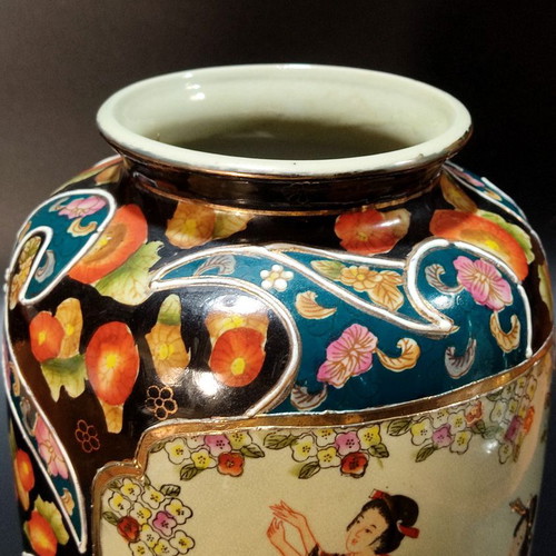 Satsuma Vase and Ashtrays 30cm like new