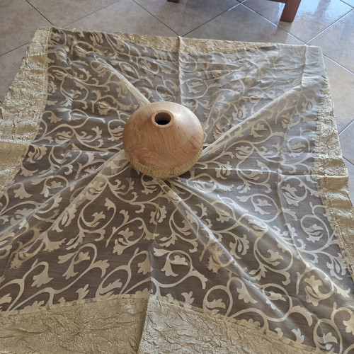 Tablecloth 1.55 x 1.55m and runner 40 x 1.85m decoration like new