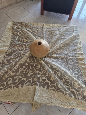 Tablecloth 1.55 x 1.55m and runner 40 x 1.85m decoration like new