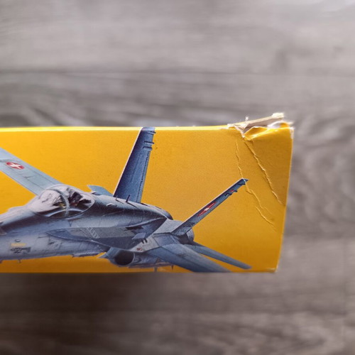 Italeri F/A-18 A/B/C Hornet model kit 1:72 new