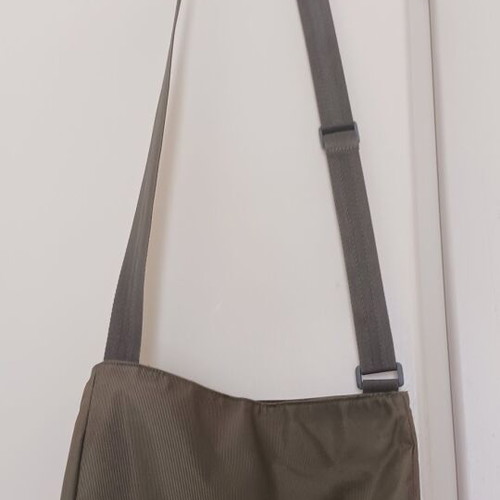 Attrattivo crossbody sports bag like new, olive green