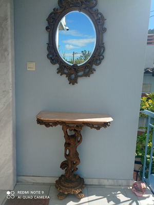 Καθρέφτης τοίχου και κονσόλα μεταχειρισμένα με φθορές