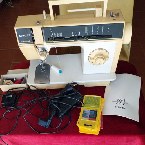 Singer Vintage Love Electric Sewing Machine like new with accessories