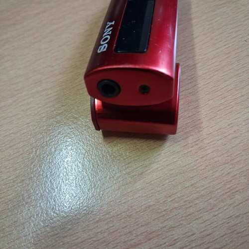Sony Walkman NWZ-B183 MP3 player like new, 4GB, red aluminum