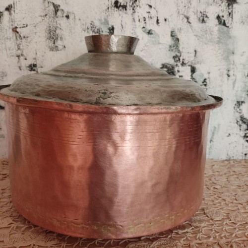 Copper pot old used in very good condition