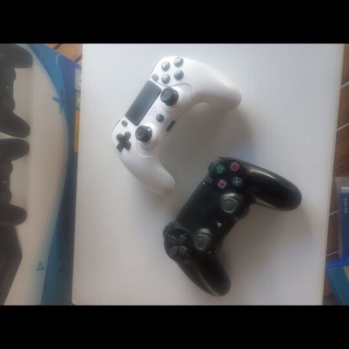 PlayStation 4 1TB VR like new with 2 controllers and Spyro game