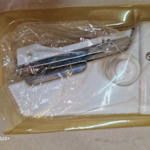 Old manual sewing machine like new