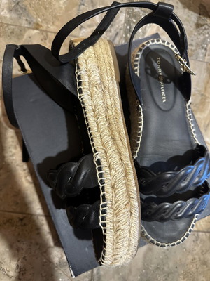 Tommy Hilfiger sandals size 38 like new, black