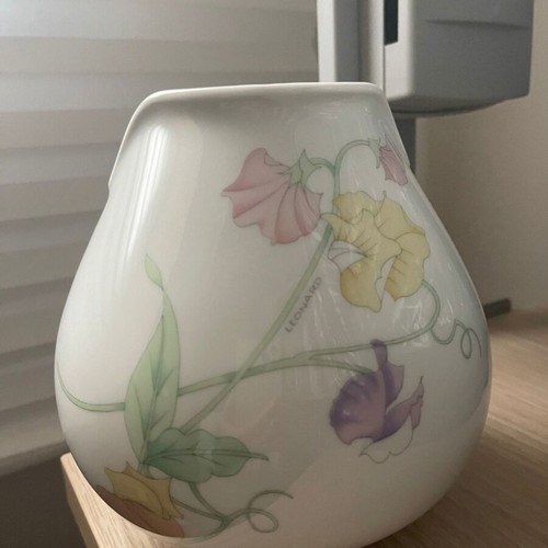 Leonard porcelain vase like new
