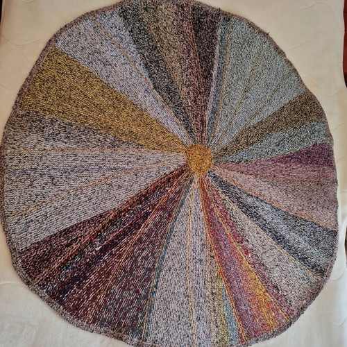 Handmade knitted rug 140cm like new, heavy and stable