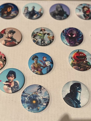 Fortnite pins like new, multicolor set