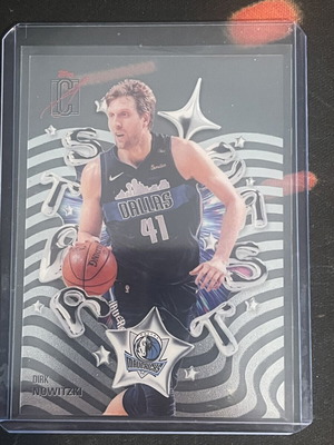 Dirk Nowitzki Star Cast Topps signature card