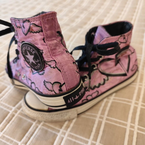 Converse Chuck Taylor High Tops kids used, purple angel hearts, size 33