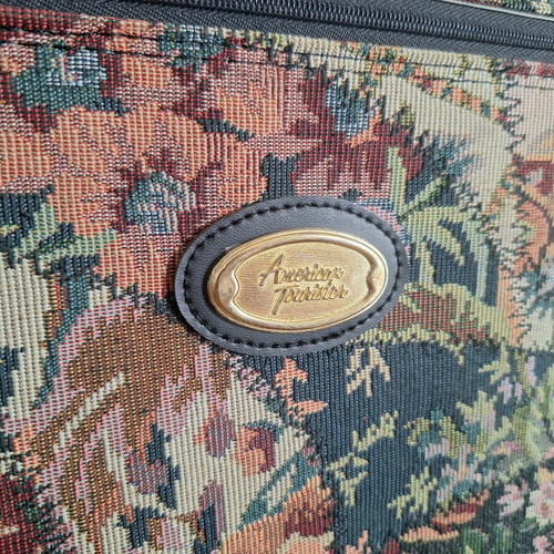 American Tourister vintage suitcase like new, multicolor