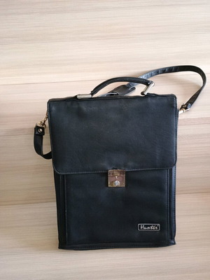 Hunter vintage shoulder bag used with minor wear, black