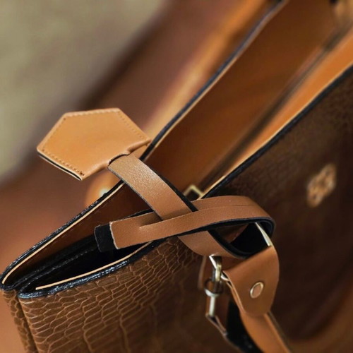 Croci shoulder bag new, quality croc leather type, brown