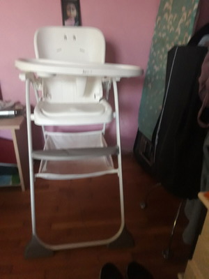 Loretti feeding chair used, large and spacious for children