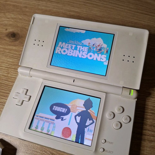Nintendo DS Lite White like new with new battery and game