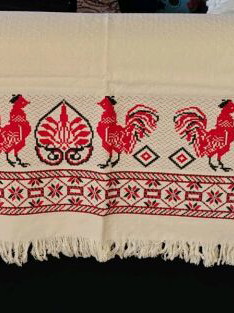 Τραπεζομάντηλα καινούργια, δύο μεγάλα κεντητά και ένα μακρόστενο καρέ