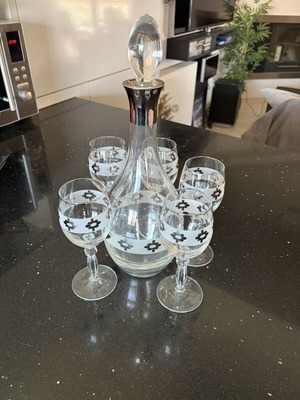 Wine Glasses and Carafe Set like new, 5 glasses