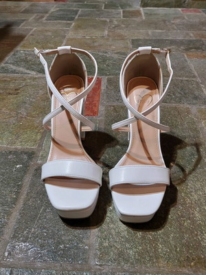 Famous Shoes white heels like new, size 39
