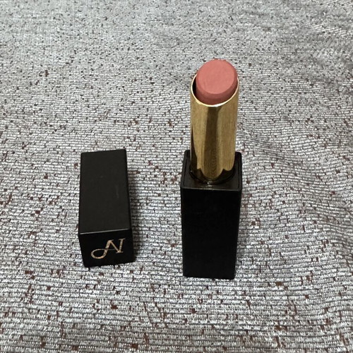 Wondernice lipstick new with vibrant color and finish
