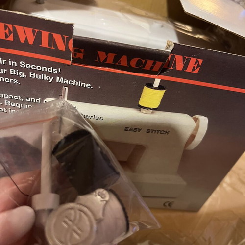 Vintage sewing machine with 4A batteries, new