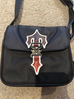 Trapstar Messenger Bag like new, black/red gradient, rare drop