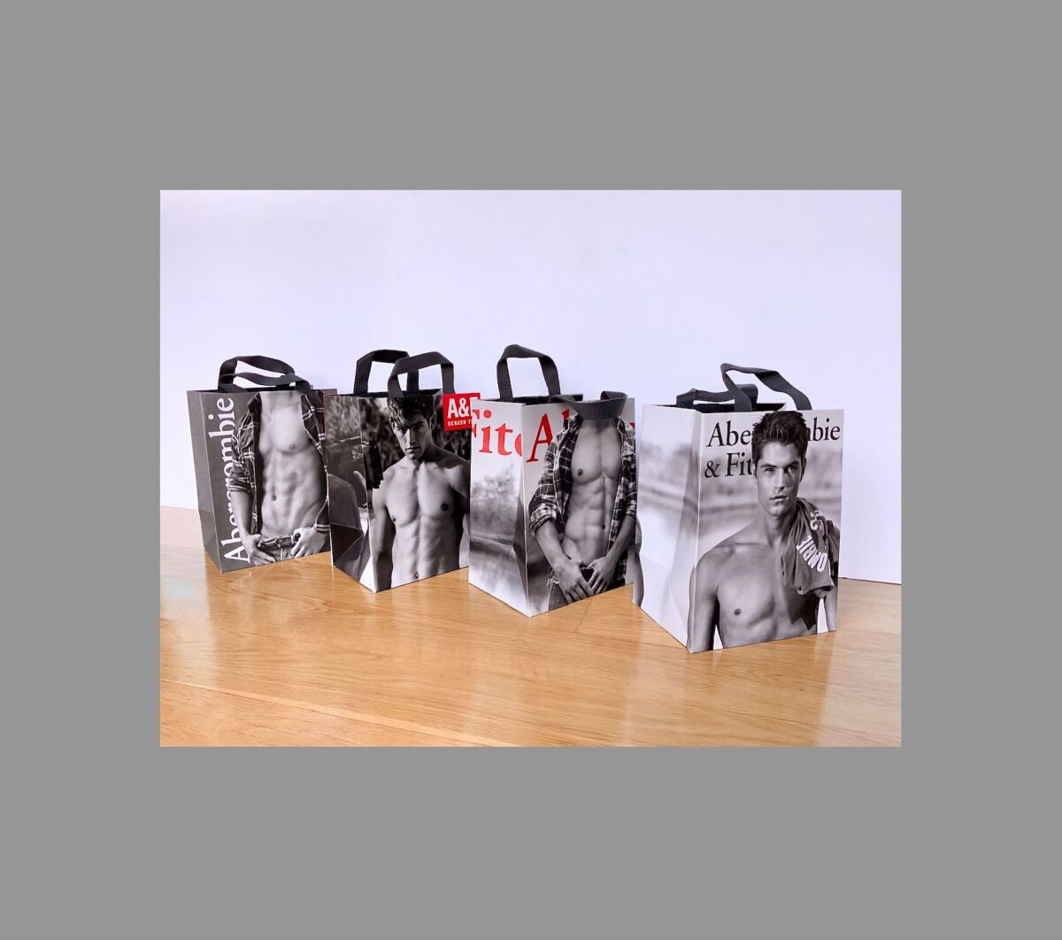 Abercrombie & Fitch ニュースペーパーバッグ Abercrombie & Fitch 4 New Collectible… - € 72,00 - Vendora.cy