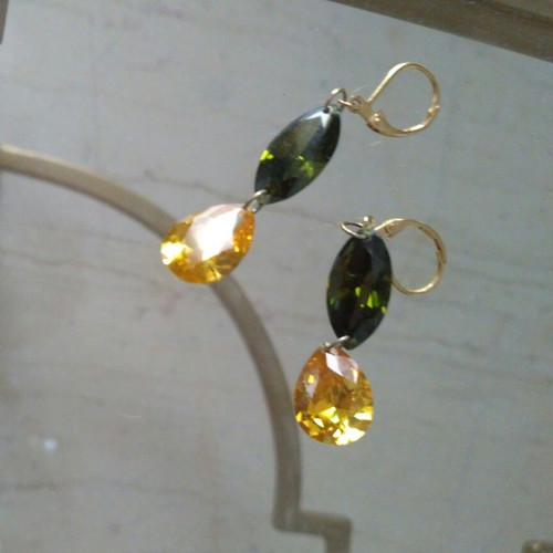 Fo earrings new with gold clasp and green and yellow stones