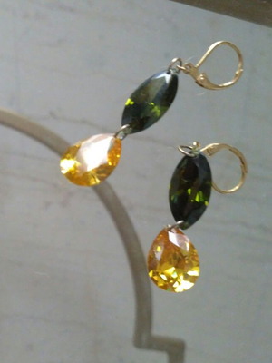 Fo earrings new with gold clasp and green and yellow stones